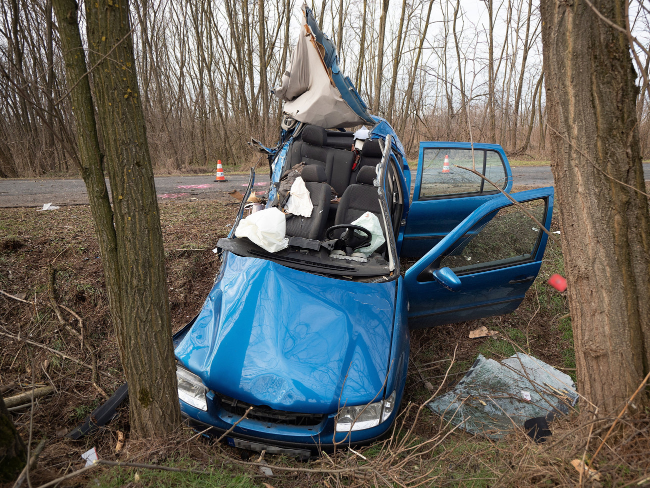 Jánoshalma, 2022. február 4.
Út menti árokba csapódott személygépkocsi a Bács-Kiskun megyei Kéleshalom és Jánoshalma között 2022. február 4-én. A balesetben az autó utasa, egy 14 éves lány életét vesztette. Az autót vezető 19 éves férfi könnyebben sérült.
MTI/Donka Ferenc