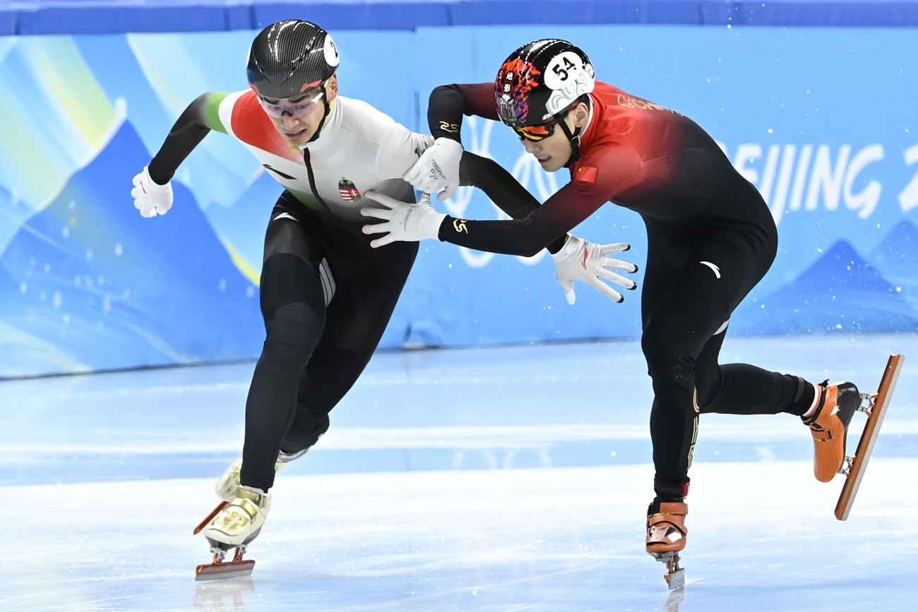 Peking, 2022. február 7.
Liu Shaolin Sándor (b) és a későbbi győztes kínai Zsen Ce-vej a célban a férfi rövidpályás gyorskorcsolyázók 1000 méteres versenyének döntőjében a Fővárosi Fedett Stadionban a pekingi téli olimpián 2022. február 7-én. Liu Shaolin ugyan elsőként haladt át a célvonalon a döntőben, azaz a videózás percei alatt olimpiai bajnoknak érezhette magát, de végül a zsűri két esetben is szabálytalannak látta, sárga lapos büntetéssel zárták ki, azaz a teljes mezőny végére sorolták.
MTI/Kovács Tamás