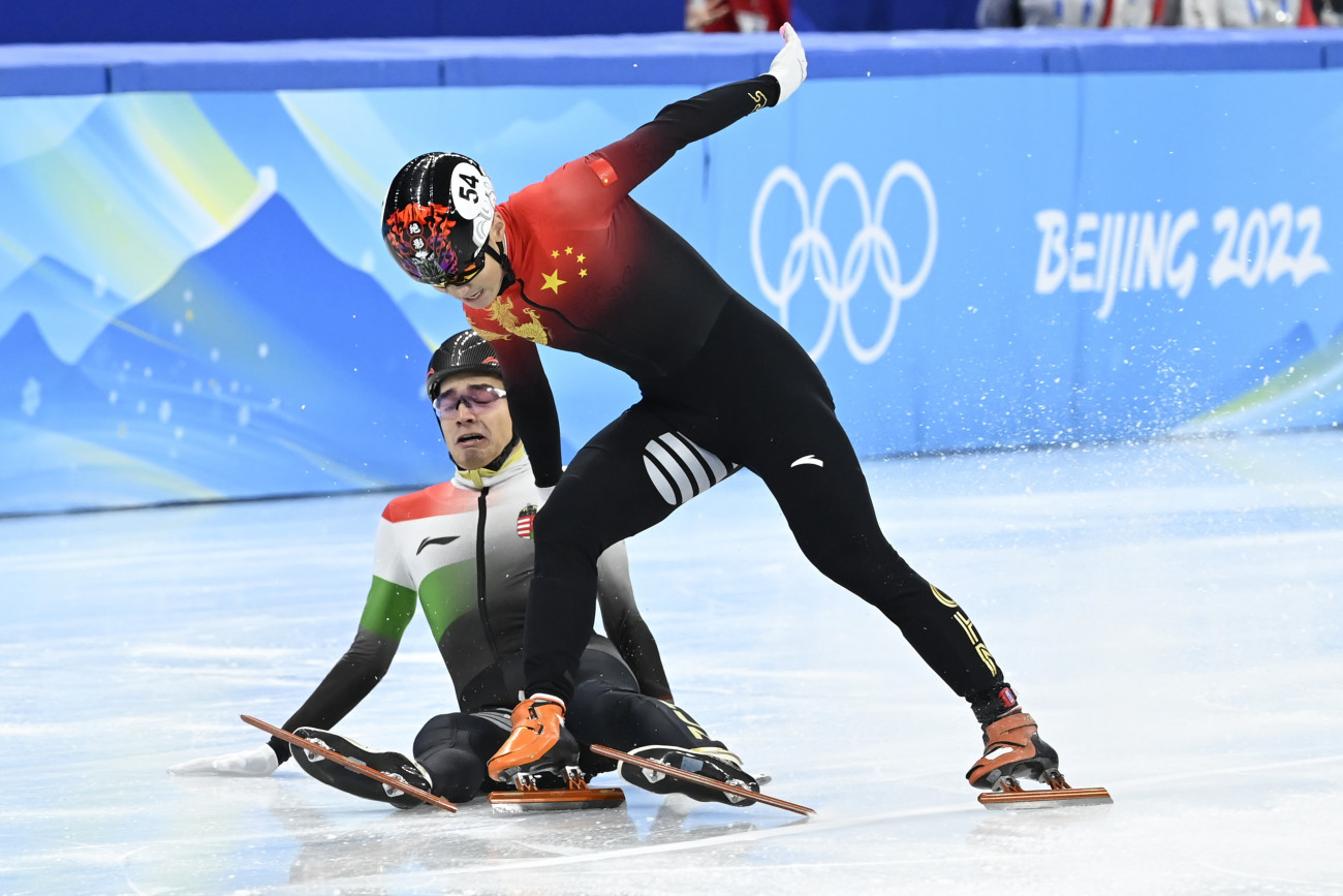 Peking, 2022. február 7.
Liu Shaolin Sándor és a későbbi győztes kínai Zsen Ce-vej a férfi rövidpályás gyorskorcsolyázók 1000 méteres versenyének döntőjében a Fővárosi Fedett Stadionban a pekingi téli olimpián 2022. február 7-én. Liu Shaolin ugyan elsőként haladt át a célvonalon a döntőben, azaz a videózás percei alatt olimpiai bajnoknak érezhette magát, de végül a zsűri két esetben is szabálytalannak látta, sárga lapos büntetéssel zárták ki, azaz a teljes mezőny végére sorolták.
MTI/Kovács Tamás