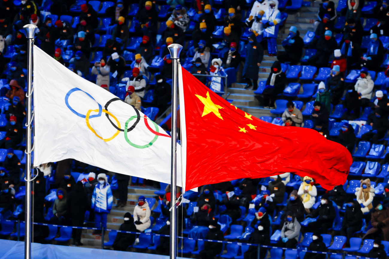 Peking, 2022. február 4.
Az olimpiai és a kínai zászló a 2022-es pekingi téli olimpia nyitóünnepségén 2022. február 4-én.
MTI/EPA/Keystone/Salvatore Di Nolfi