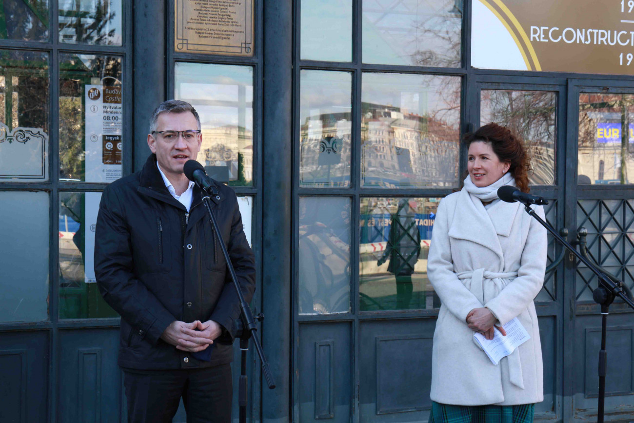 Bolla Tibor, a BKV Zrt. vezérigazgatója, és Tüttő Kata Budapest városüzemeltetésért felelős főpolgármester-helyettes.
BKV Zrt.