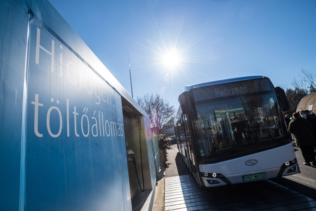 Budapest, 2022. február 9.
Solaris Urbino 12 hydrogen típusú, hidrogén-meghajtású autóbusz a Linde Gáz Magyarország Zrt. Illatos úti telephelyén 2022. február 9-én. Először vesz részt hidrogén-meghajtású autóbusz a közösségi közlekedésben Magyarországon. A Kőbánya-Kispest és Vecsés között közlekedő üzemanyagcellás buszt a Volánbusz üzemelteti a Zöld busz program több mint három hétig tartó mintaprojektjében.
MTI/Mónus Márton