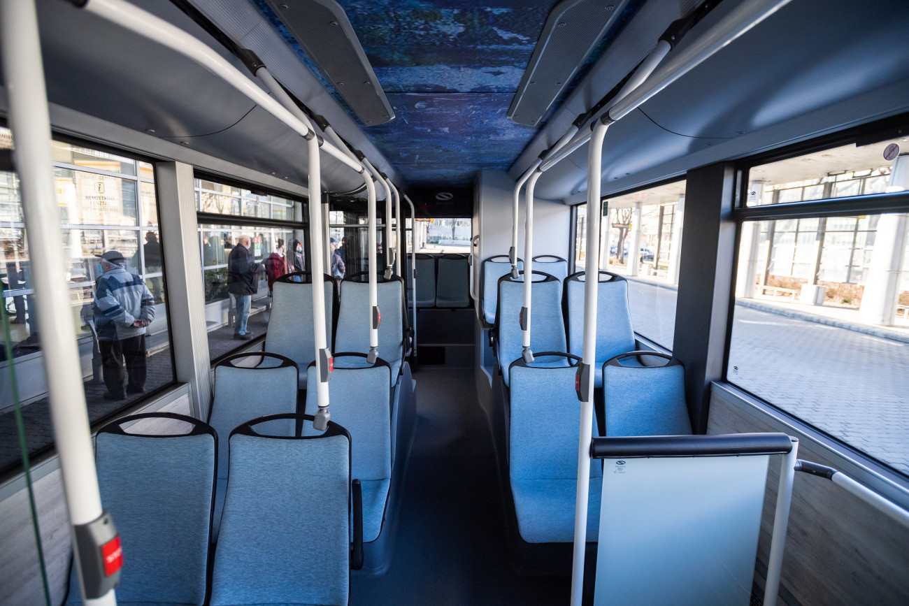 Budapest, 2022. február 9.
Solaris Urbino 12 hydrogen típusú, hidrogén-meghajtású autóbusz az Üllői úti buszpályaudvaron a bemutató napján, 2022. február 9-én. Először vesz részt hidrogén-meghajtású autóbusz a közösségi közlekedésben Magyarországon. A Kőbánya-Kispest és Vecsés között közlekedő üzemanyagcellás buszt a Volánbusz üzemelteti a Zöld busz program több mint három hétig tartó mintaprojektjében.
MTI/Mónus Márton