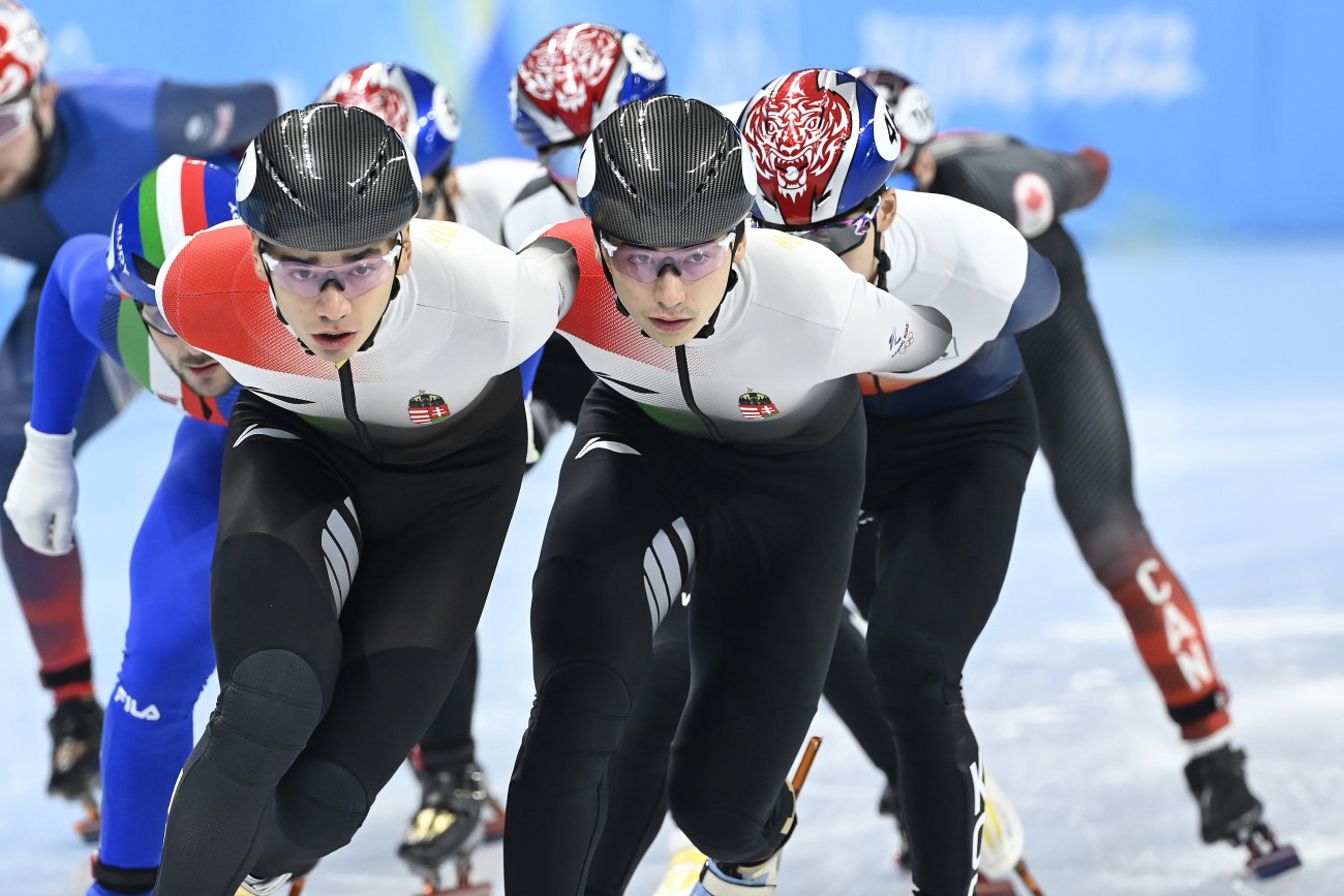 Peking, 2022. február 9.
A későbbi 4. helyen végzett Liu Shaoang (j) és a 6. helyezett Lui Shaolin Sándor (j2) a férfi rövidpályás gyorskorcsolyázók 1500 méteres versenyének döntőjében a Fővárosi Fedett Stadionban a pekingi téli olimpián 2022. február 9-én.
MTI/Kovács Tamás