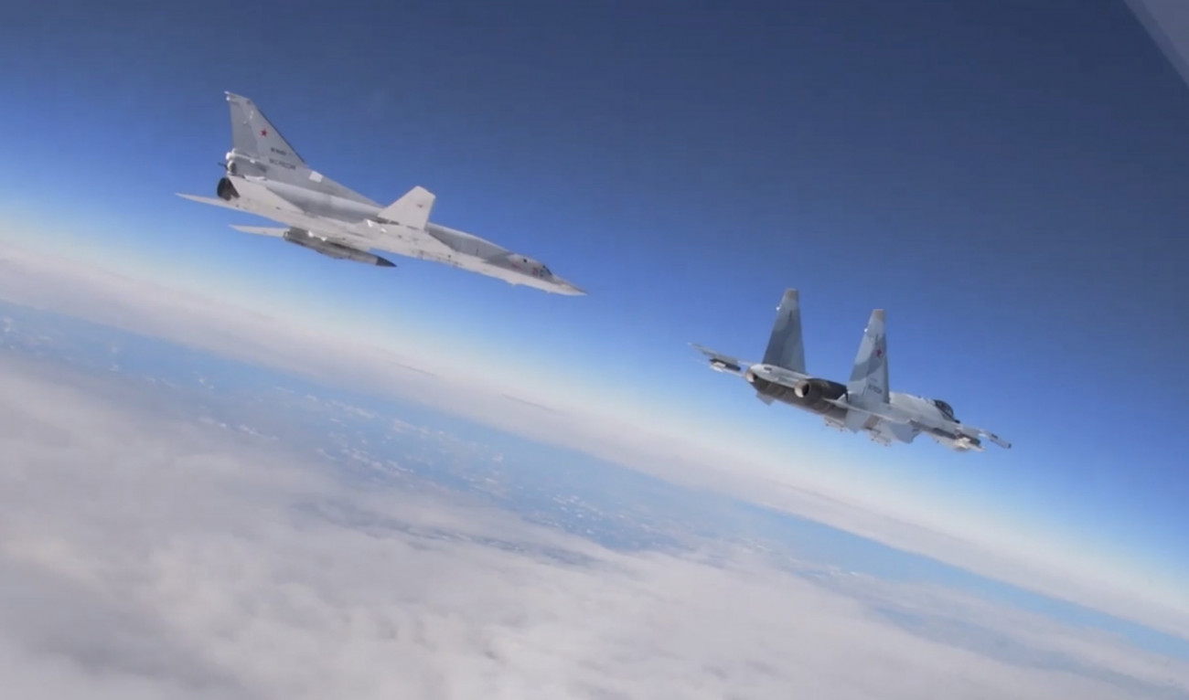 Breszt régió, 2022. február 10. Az orosz védelmi minisztérium sajtószolgálata által közreadott, videofelvételről készült képen az orosz légierő két Tu-22M3 hadászati bombázó repülőgépe járőrözik Fehéroroszország légterében 2022. február 10-én. Az orosz és a fehérorosz fegyveres erők Szövetségesi Eltökéltség-2022 kódnéven kezdtek közös hadgyakorlatot. Az orosz védelmi minisztérium közlése szerint a hadgyakorlat célja a külső agresszió elrettentésének és visszaverésének gyakorlása védelmi művelet keretében, valamint a terrorizmus elleni küzdelem és a Szövetségi Állam érdekeinek védelmében. MTI/EPA/Az orosz védelmi minisztérium sajtószolgálata