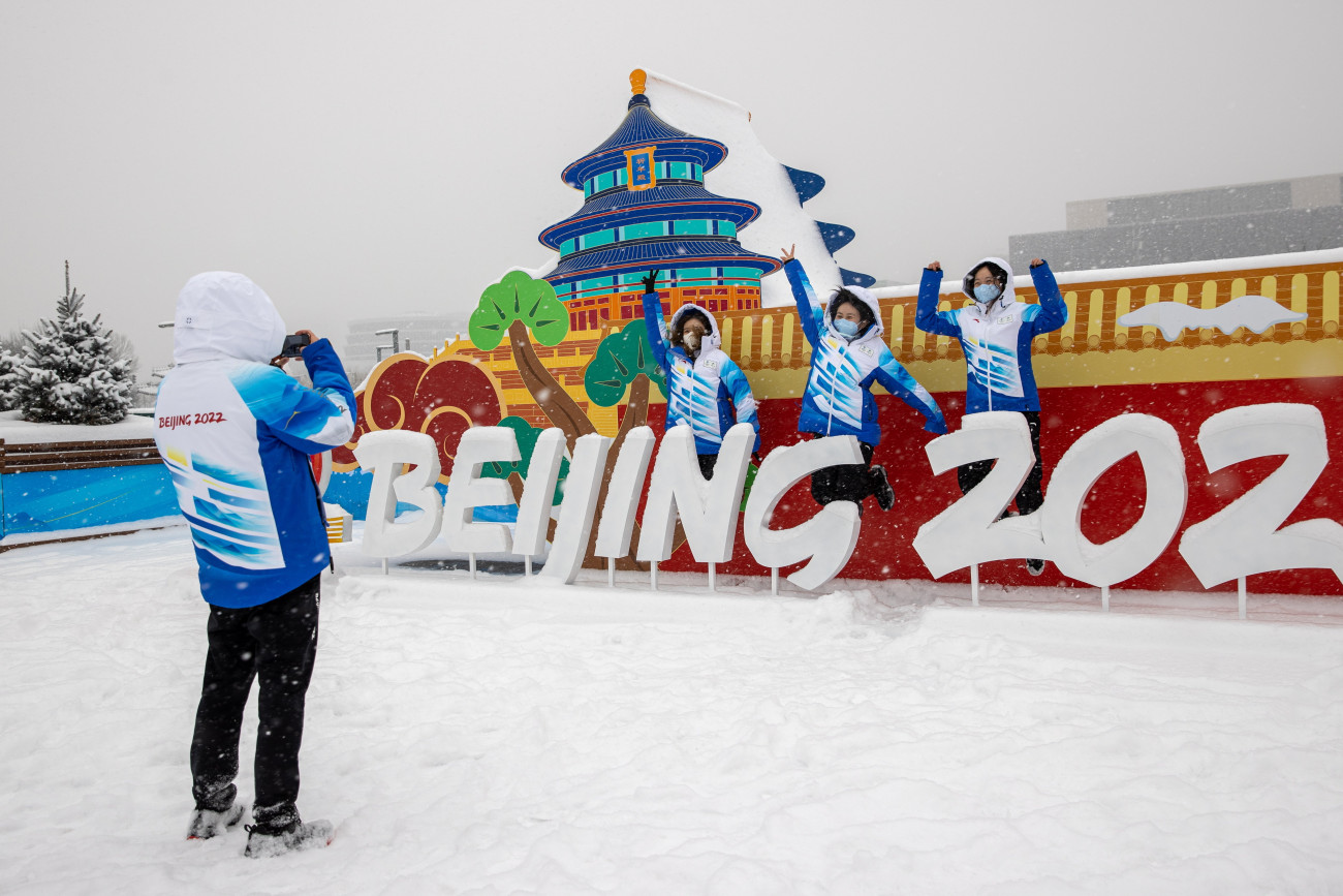 Peking, 2022. február 13.
Önkéntesek fotót készítenek a 2022-es pekingi téli olimpia curlingversenyeinek otthont adó Nemzeti Vízi Központ bejáratánál 2022. február 13-án. A kínai fővárosban február 4-20. között rendezik a 2022-es téli ötkarikás játékokat.
MTI/EPA/Jerome Favre
