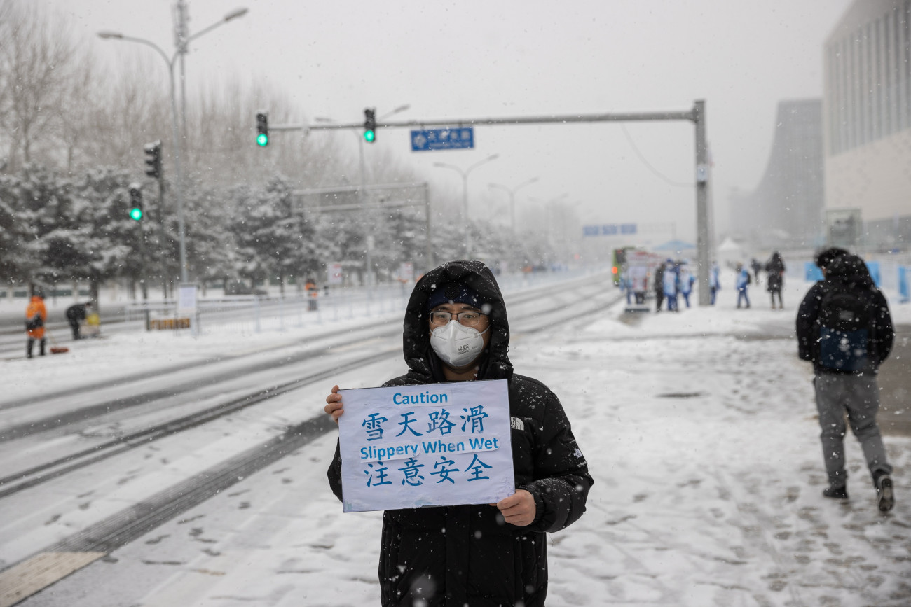 Peking, 2022. február 13.
A csúszós út veszélyére figyelmeztető táblát tart a kezében egy férfi a 2022-es pekingi téli olimpia fő sajtóközpontja előtt 2022. február 13-án. A kínai fővárosban február 4-20. között rendezik a 2022-es téli ötkarikás játékokat.
MTI/EPA/Jerome Favre