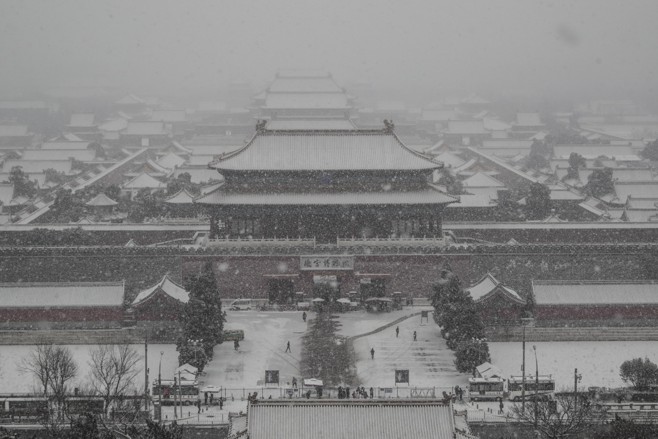 Peking, 2022. február 13.
Sűrű hóesésben készült kép a peking Tiltott Város épületegyütteséről, a Ming és Csing dinasztiabeli császárok téli lakóhelyéről 2022. február 13-án. A 2022-es téli olimpia február 4-én kezdődött a kínai fővárosban.
MTI/EPA/Vu Hong