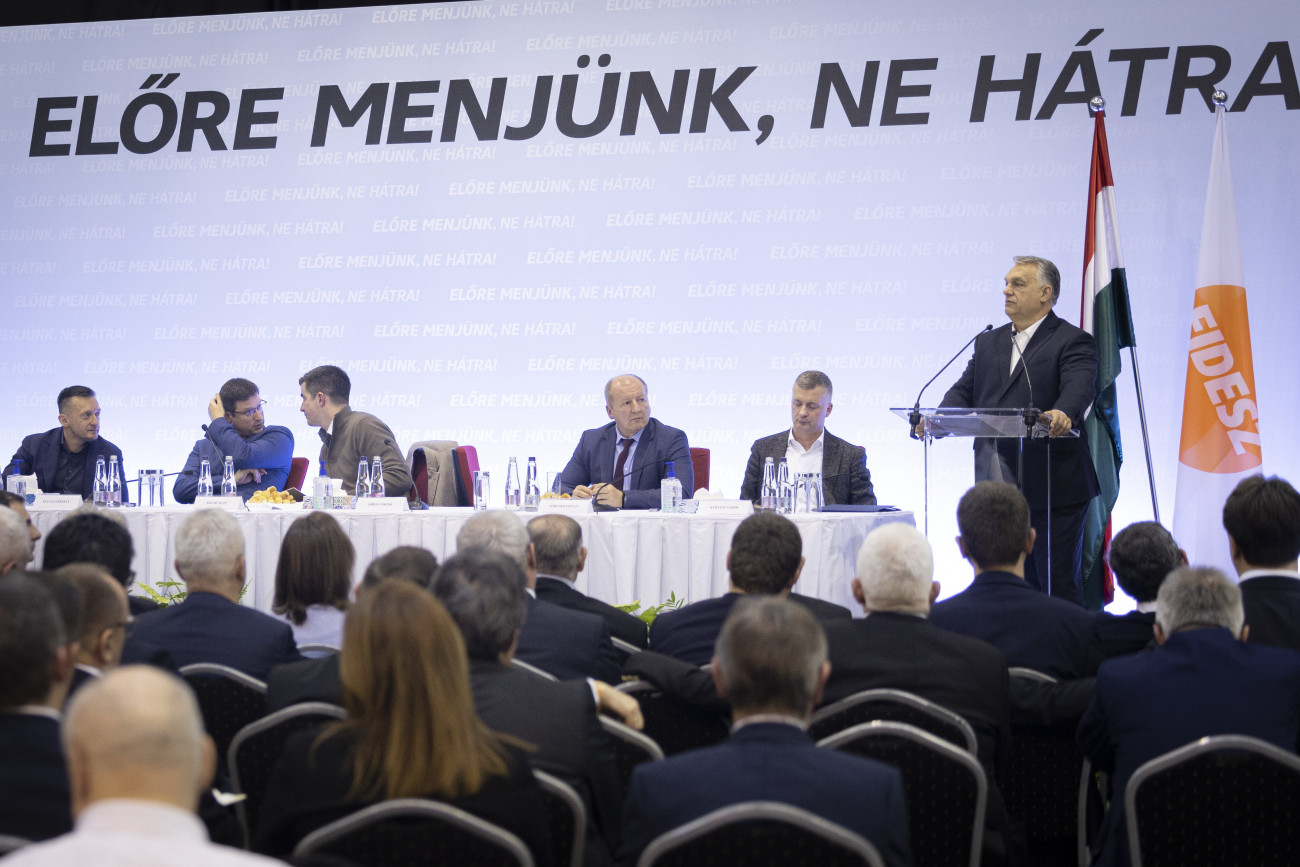 Balatonfüred, 2022. február 16.
A Miniszterelnöki Sajtóiroda által közreadott képen Orbán Viktor miniszterelnök, a Fidesz elnöke (j) beszédet mond a Fidesz-KDNP közös frakcióülésén Balatonfüreden 2022. február 16-án. Az asztalnál Rogán Antal, a Miniszterelnöki Kabinetirodát vezető miniszter, Gulyás Gergely, a Miniszterelnökséget vezető miniszter, Kocsis Máté, a Fidesz frakcióvezetője, Simicskó István, a KDNP frakcióvezetője és Kubatov Gábor, a Fidesz pártigazgatója (b-j).
MTI/Miniszterelnöki Sajtóiroda/Fischer Zoltán