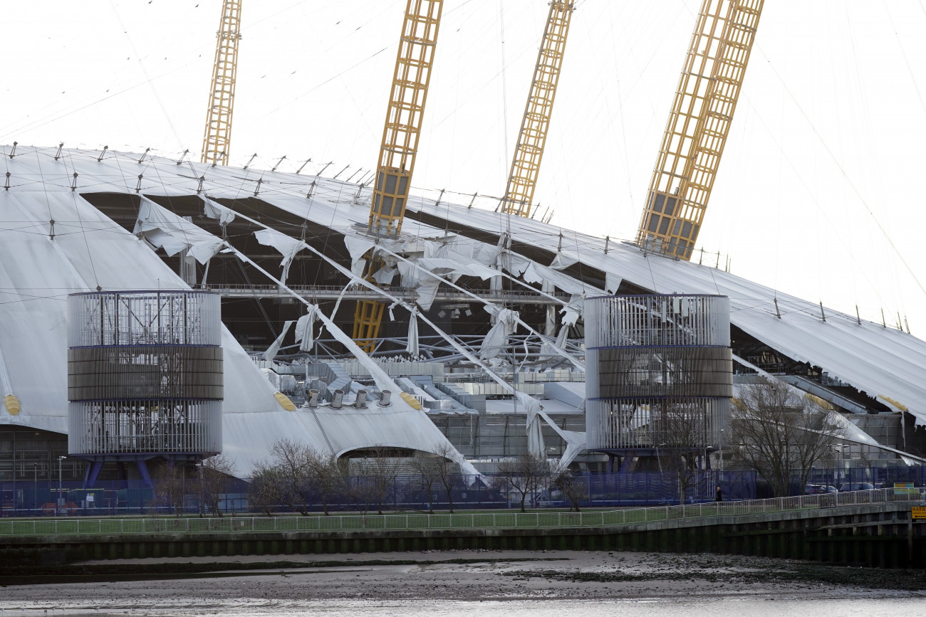 A Nagy-Britanniára lecsapó Eunice nevű vihar részben megbontotta a londoni O2 Aréna tetőszerkezetét. 2022. február 21. (Photo by Yui Mok/PA Images via Getty Images)