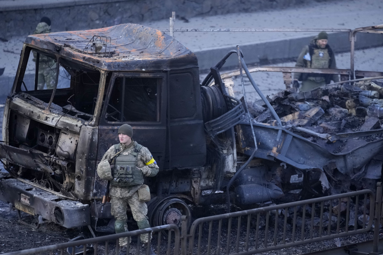 Kijev, 2022. február 26.
Ukrán katona áll egy kiégett katonai jármű mellett 2022. február 26-án. Vlagyimir Putyin orosz elnök február 24-én rendelte el katonai művelet végrehajtását a Donyec-medencében, leszögezve, hogy Oroszország tervei között nem szerepel Ukrajna megszállása, ugyanakkor törekedni fog az ország demilitarizálására. Az orosz erők mindazonáltal Ukrajna más térségei, így a főváros ellen is hadműveletet folytatnak, és támadást indítottak a Moszkva-barát szakadárok is az általuk ellenőrzött kelet-ukrajnai területeken. Az ukrán vezetés hadiállapotot vezetett be. A felek halálos áldozatokról és sebesültekről is beszámoltak. A nemzetközi közösség sorra jelent be büntetőintézkedéseket Moszkva ellen.
MTI/AP/Vadim Ghirda