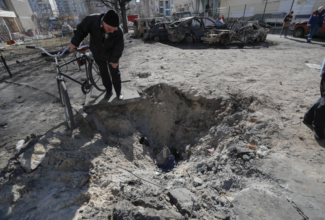 Kijev, 2022. február 28.
Egy bombatámadás során létrejött krátert néz egy idős férfi Kijevben 2022. február 28-án. Vlagyimir Putyin orosz elnök február 24-én rendelte el katonai művelet végrehajtását Ukrajnában.
MTI/EPA/Szerhij Dolzsenko