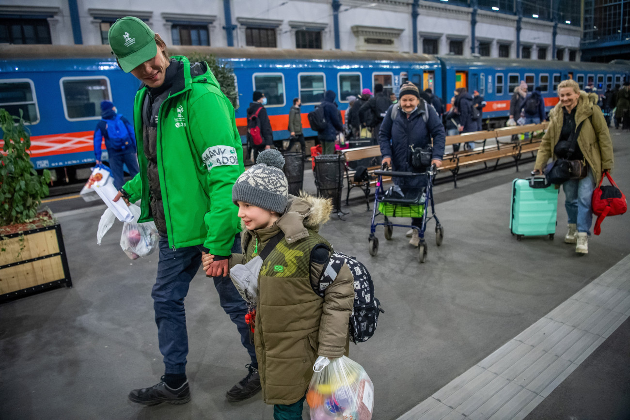 Budapest, 2022. március 1.
Önkéntes segít a háború miatt Ukrajnából menekülő embereknek Budapesten, a Nyugati pályaudvaron 2022. március 1-jére virradóan.
MTI/Balogh Zoltán