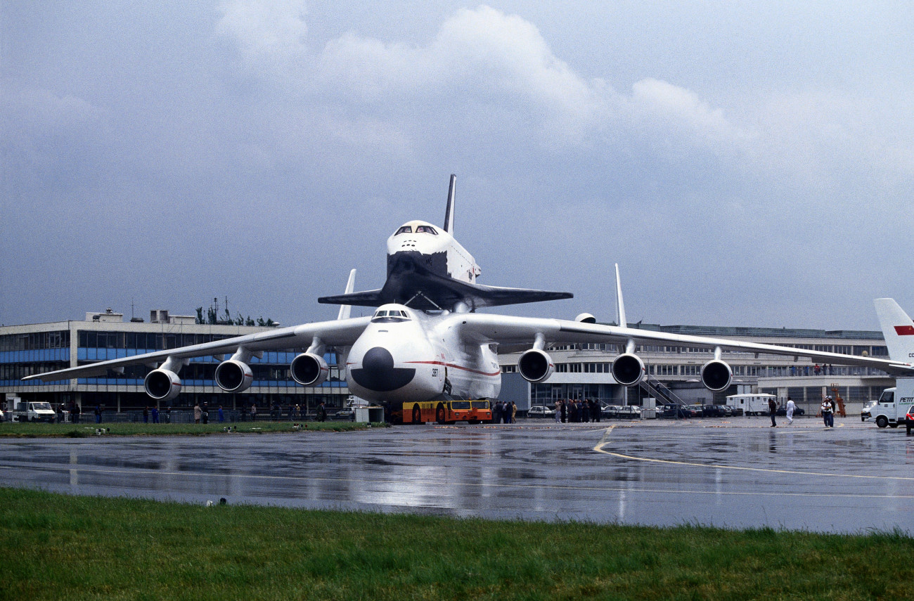 Antonov An-225 Mriya Cossack being towed by a tug with a towbar at the 1989 Paris Airshow with the Soviet Buran space shuttle on its back. (Photo by: aviation-images.com/Universal Images Group via Getty Images)