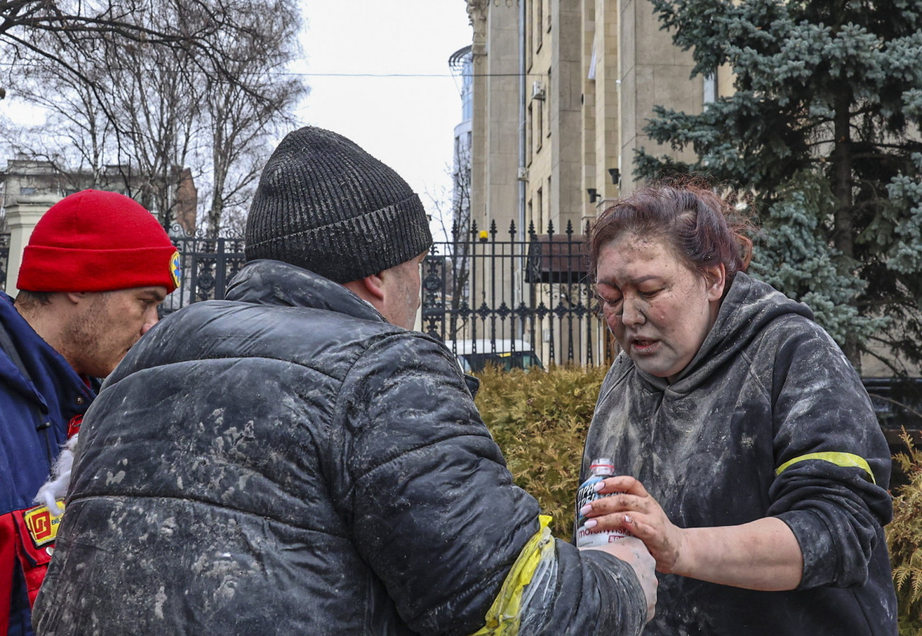 Harkiv, 2022. március 1.
Orosz rakétatámadásban megsebesült asszonynak segítenek emberek Harkiv belvárosában 2022. március 1-jén. Vlagyimir Putyin orosz elnök február 24-én rendelte el katonai művelet végrehajtását Ukrajnában.
MTI/EPA/Szerhij Dolzsenko