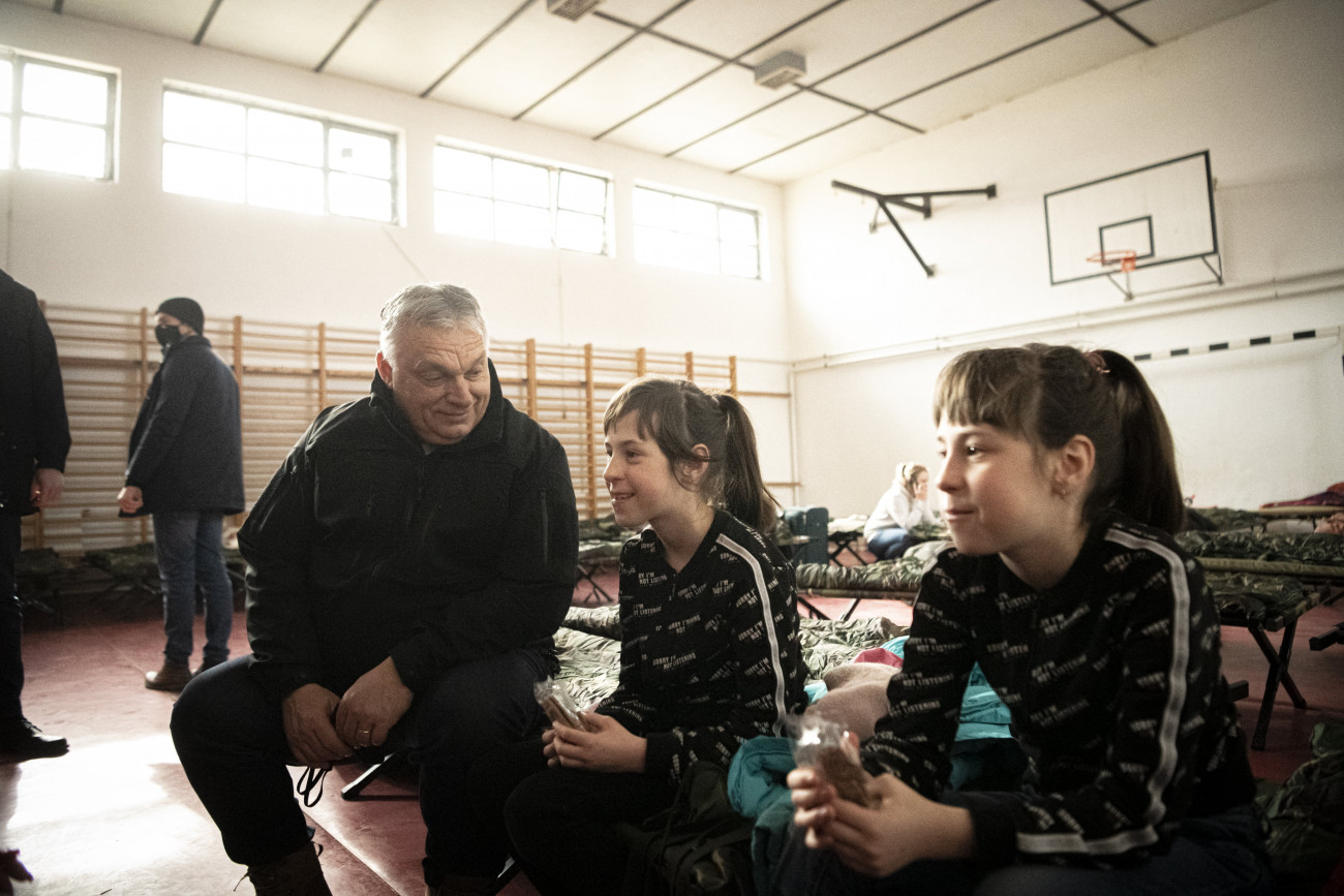 Beregsurány, 2022. március 3.
A Miniszterelnöki Sajtóiroda által közreadott képen Orbán Viktor miniszterelnök gyerekekkel beszélget a háború miatt Ukrajnából Magyarországra menekülők számára kialakított segítségponton Beregsurányban 2022. március 3-án.
MTI/Miniszterelnöki Sajtóiroda/Benko Vivien Cher