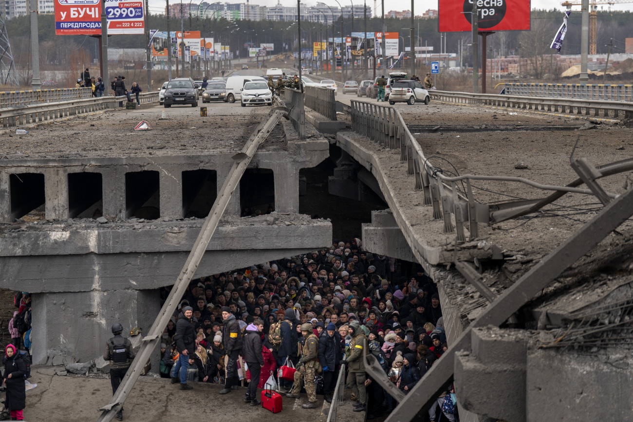 Irpiny, 2022. március 5.
Lerombolt híd alatt várakoznak az Irpiny folyón átkelni szándékozó emberek a Kijev közelében lévő Irpinyben 2022. március 4-én. Vlagyimir Putyin orosz elnök február 24-én rendelte el katonai művelet végrehajtását Ukrajnában.
MTI/AP/Emilio Morenatti
