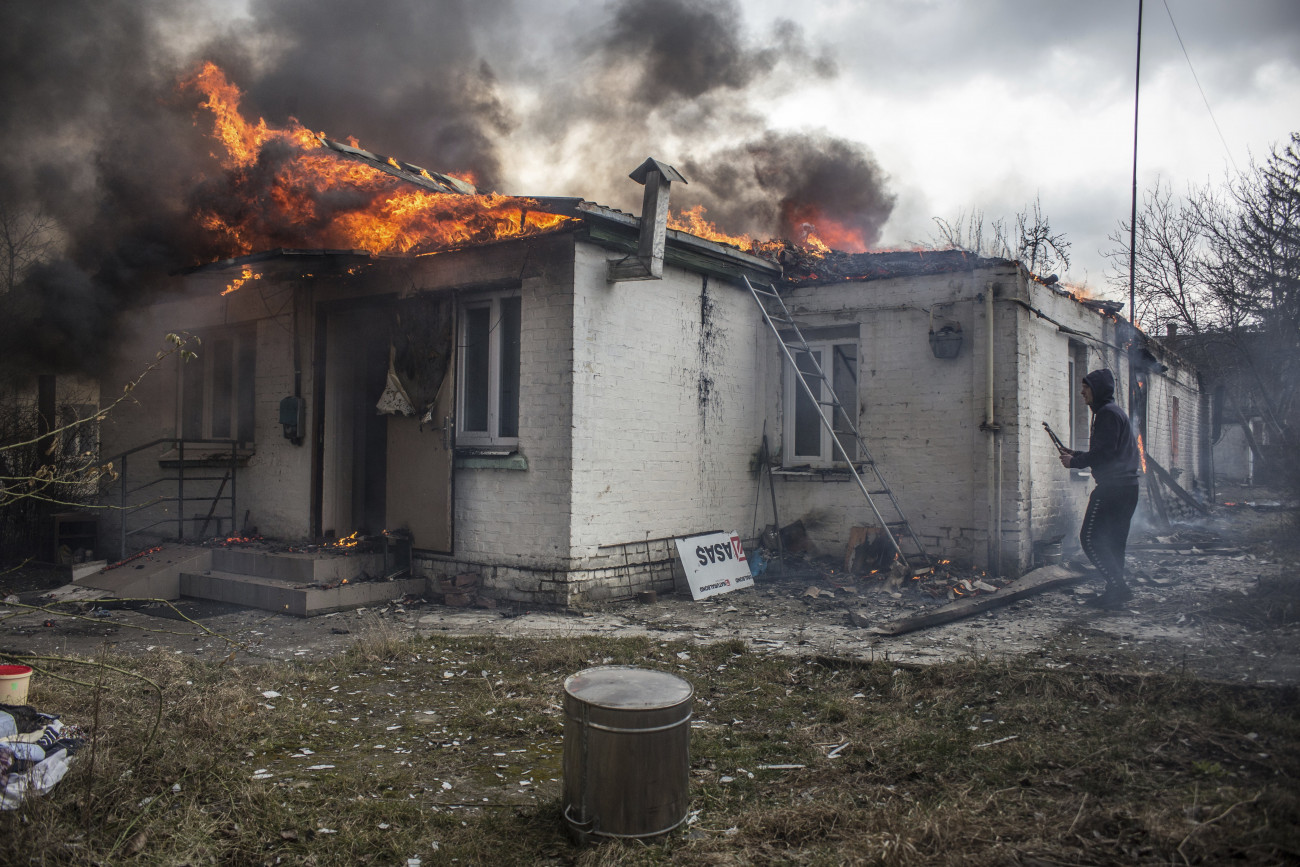 Irpiny, 2022. március 5.
Tűz pusztít egy épület tetőszerkezetében egy orosz támadást követően a Kijev közelében lévő Irpinyben 2022. március 4-én. Vlagyimir Putyin orosz elnök február 24-én rendelte el katonai művelet végrehajtását Ukrajnában.
MTI/AP/Oljakszandr Ratusnyak