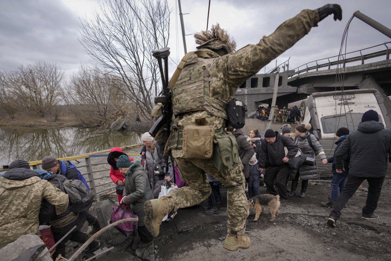 Irpiny, 2022. március 5.
Orosz légicsapásban lerombolt híd alatt kialakított átkelőn próbálnak átjutni az Irpiny folyón a Kijev közelében lévő Irpinyből menekülő emberek 2022. március 5-én. Vlagyimir Putyin orosz elnök február 24-én rendelte el katonai művelet végrehajtását Ukrajnában.
MTI/AP/Vadim Ghirda