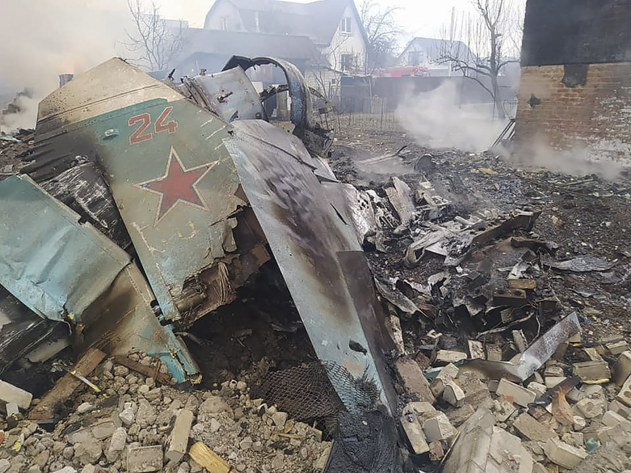 Csernyihiv, 2022. március 5.
Az ukrán rendkívüli helyzetek állami szolgálata által közreadott kép egy lelőtt orosz repülőgép maradványairól az észak-ukrajnai Csernyihivben 2022. március 5-én. Vlagyimir Putyin orosz elnök február 24-én rendelte el katonai művelet végrehajtását Ukrajnában.
MTI/EPA/Az ukrán rendkívüli helyzetek állami szolgálata