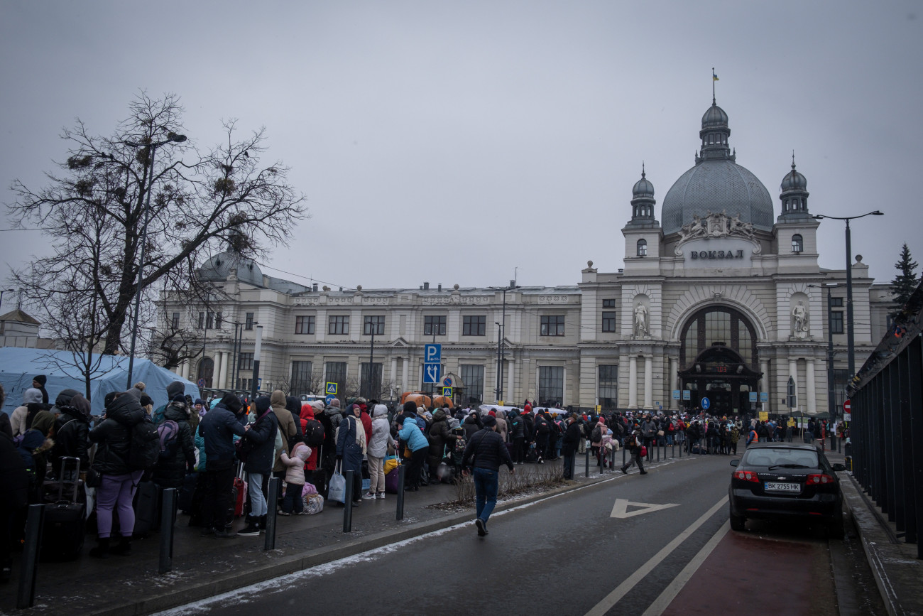 LVIV, UKRAINE - MARCH 07: People arrive at the railway station of the western Ukrainian city of Lviv to board a train to leave the country on March 7, 2022, as Russian attacks continue. (Photo by Adria Salido Zarco/Anadolu Agency via Getty Images)