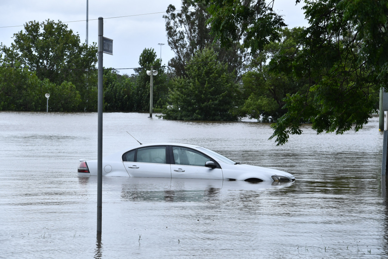 Camden, 2022. március 8.
Vízben elmerült autó az árvízzel elöntött Argyle utcában, Camdenben 2022. március 8-án. A heves esőzések miatt áradások sújtják Ausztrália keleti partvidékét. A természeti katasztrófa miatt Új-Dél-Wales államban emberek tízezreit kellett evakuálni.
MTI/EPA/AAP/Dean Lewins