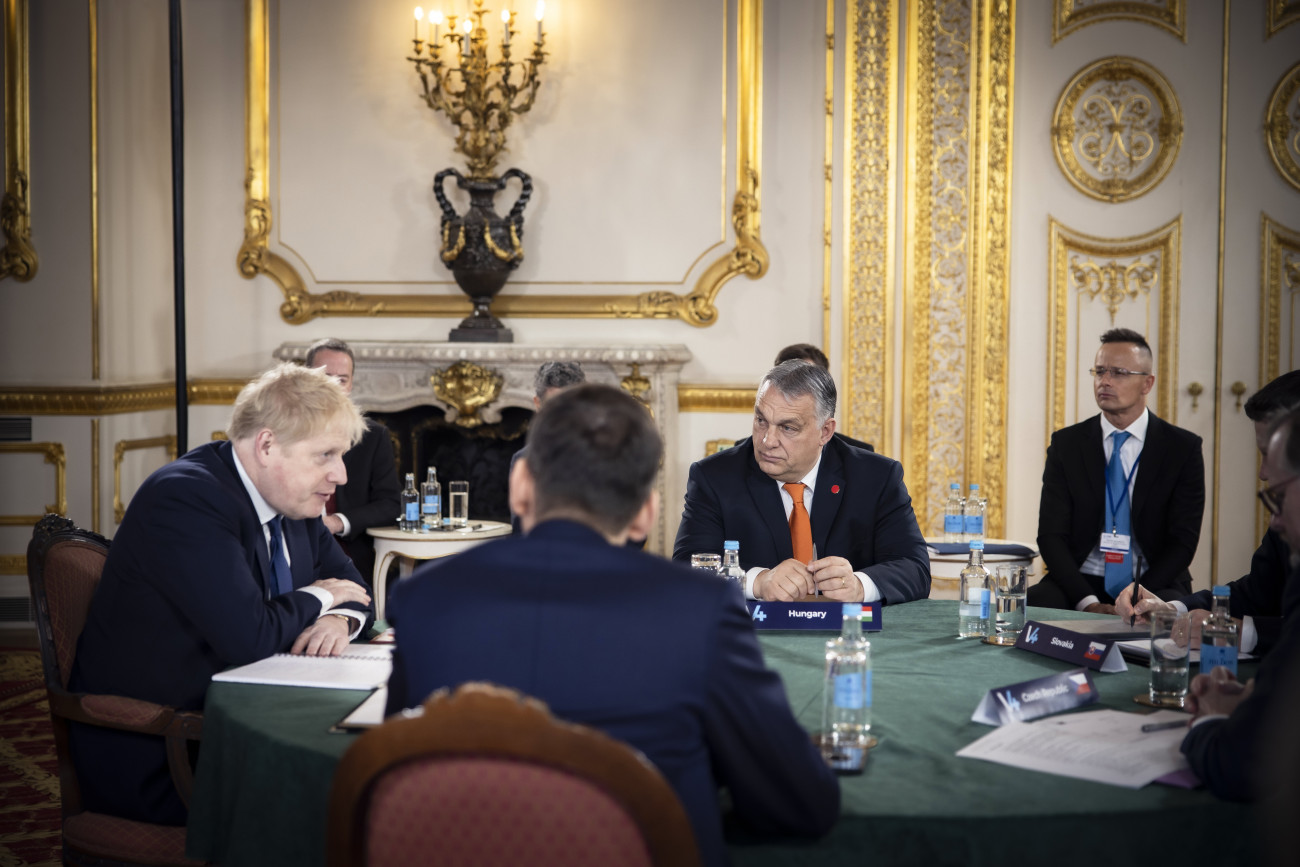 London, 2022. március 8.
A Miniszterelnöki Sajtóiroda által közzétett képen Orbán Viktor magyar (b2), Mateusz Morawiecki lengyel (háttal), Eduard Heger szlovák (j, takarásban) és Petr Fiala cseh kormányfő (j), valamint Boris Johnson brit miniszterelnök (b) a V4-ek és az Egyesült Királyság csúcstalálkozóján a londoni Lancaster House-ban 2022. március 8-án. A csúcstalálkozó fő témája az ukrajnai háború. Mellettük Szijjártó Péter külgazdasági és külügyminiszter (j2).
MTI/Miniszterelnöki Sajtóiroda/Fischer Zoltán