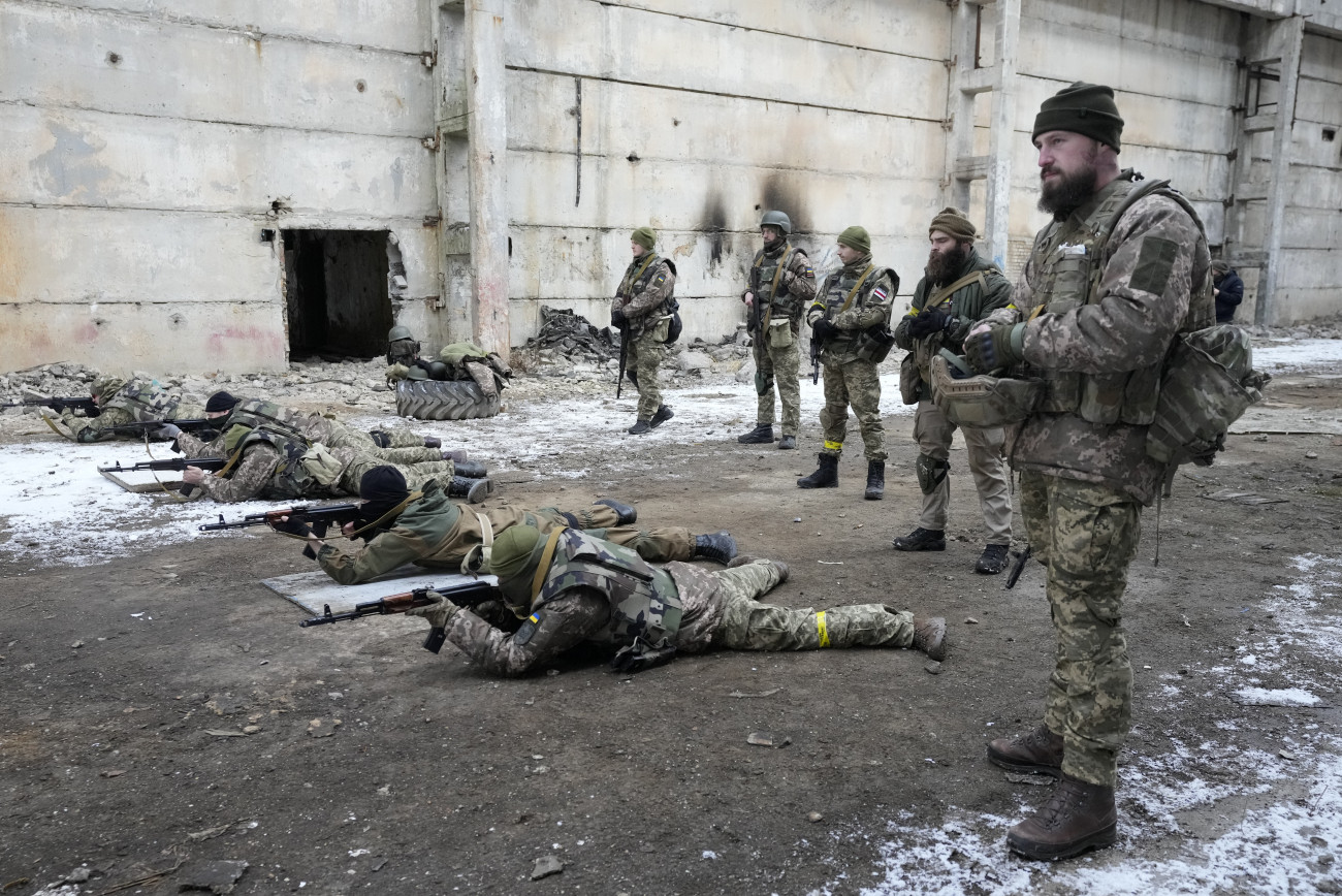 Kijev, 2022. március 9.
Fehérorosz önkéntesek katonai kiképzésen vesznek részt Kijevben 2022. március 8-án, hogy támogatni tudják az ukrán hadsereget. Vlagyimir Putyin orosz elnök február 24-én rendelte el katonai művelet végrehajtását Ukrajnában.
MTI/AP/Efrem Lukackij