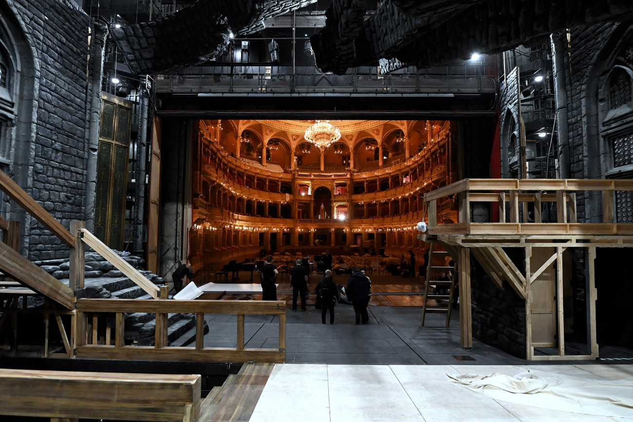 A felújított nézőtér a színpad felől a Magyar Állami Operaházban. Fotó: MTI/Máthé Zoltán