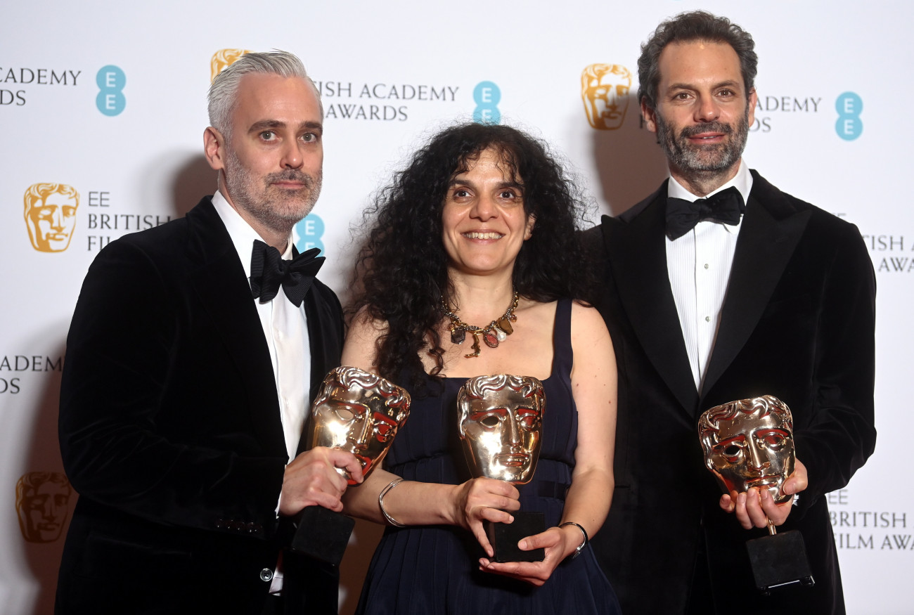 London, 2022. március 13.
Iain Canning, Tanya Seghatchian angol és Emile Sherman ausztrál producer (b-j), miután átvették a legjobb filmnek odaítélt elismerést A kutya karmai közt (The Power Of The Dog) című filmért a Brit Film- és Televíziós Művészeti Akadémia (BAFTA) díjkiosztó ünnepségére a londoni Royal Albert Hallban 2022. március 13-án.
MTI/EPA/Neil Hall