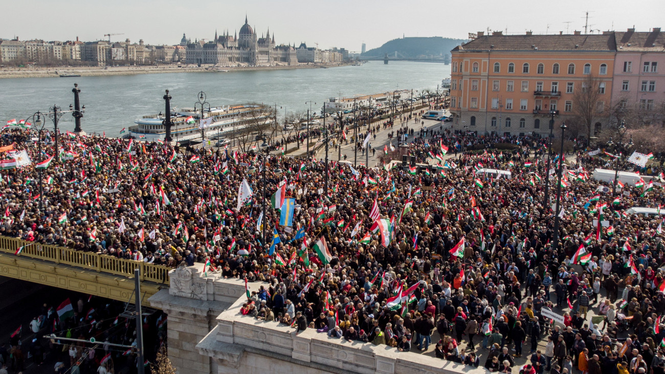 Budapest, 2022. március 15.
A Civil Összefogás Fórum - Civil Összefogás Közhasznú Alapítvány (CÖF-CÖKA) Békemenetének résztvevői a Margit hídon az 1848-49-es forradalom és szabadságharc kitörésének évfordulóján, 2022. március 15-én.
MTI/Czeglédi Zsolt