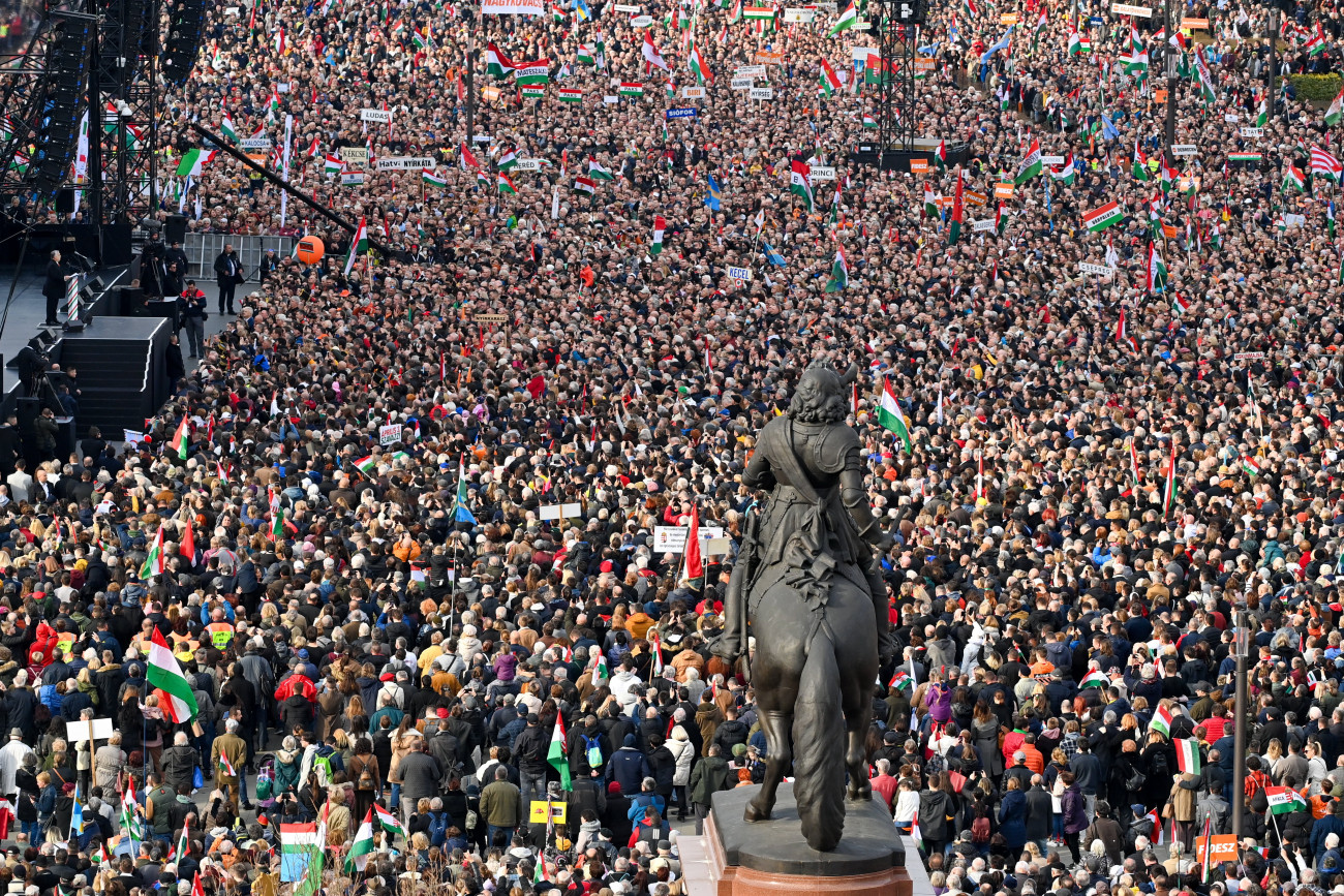Budapest, 2022. március 15.
Orbán Viktor miniszterelnök beszédet mond a Kossuth téren rendezett állami díszünnepségen az 1848-49-es forradalom és szabadságharc kitörésének évfordulóján, 2022. március 15-én.
MTI/Illyés Tibor