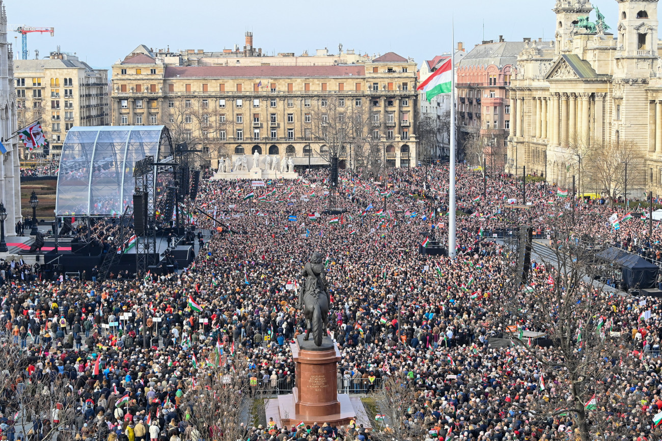 Budapest, 2022. március 15.
Orbán Viktor miniszterelnök beszédet mond a Kossuth téren rendezett állami díszünnepségen az 1848-49-es forradalom és szabadságharc kitörésének évfordulóján, 2022. március 15-én.
MTI/Illyés Tibor