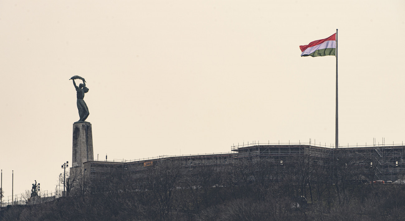 Budapest, 2022. március 15.
Hazánk legnagyobb nemzeti lobogója a Citadellán 2022. március 15. Nemzeti ünnepünk alkalmából a mai naptól hazánk legnagyobb nemzeti lobogója ékesíti a megújuló Citadellát. A zászló 36 méteres árbócrúdját a belső udvar közepén állították fel. A lobogó felülete 6 x 12 méter, azaz 72 négyzetméter, így ez Magyarország legnagyobb felületű, felvonható nemzeti zászlója.
MTI/Szigetváry Zsolt