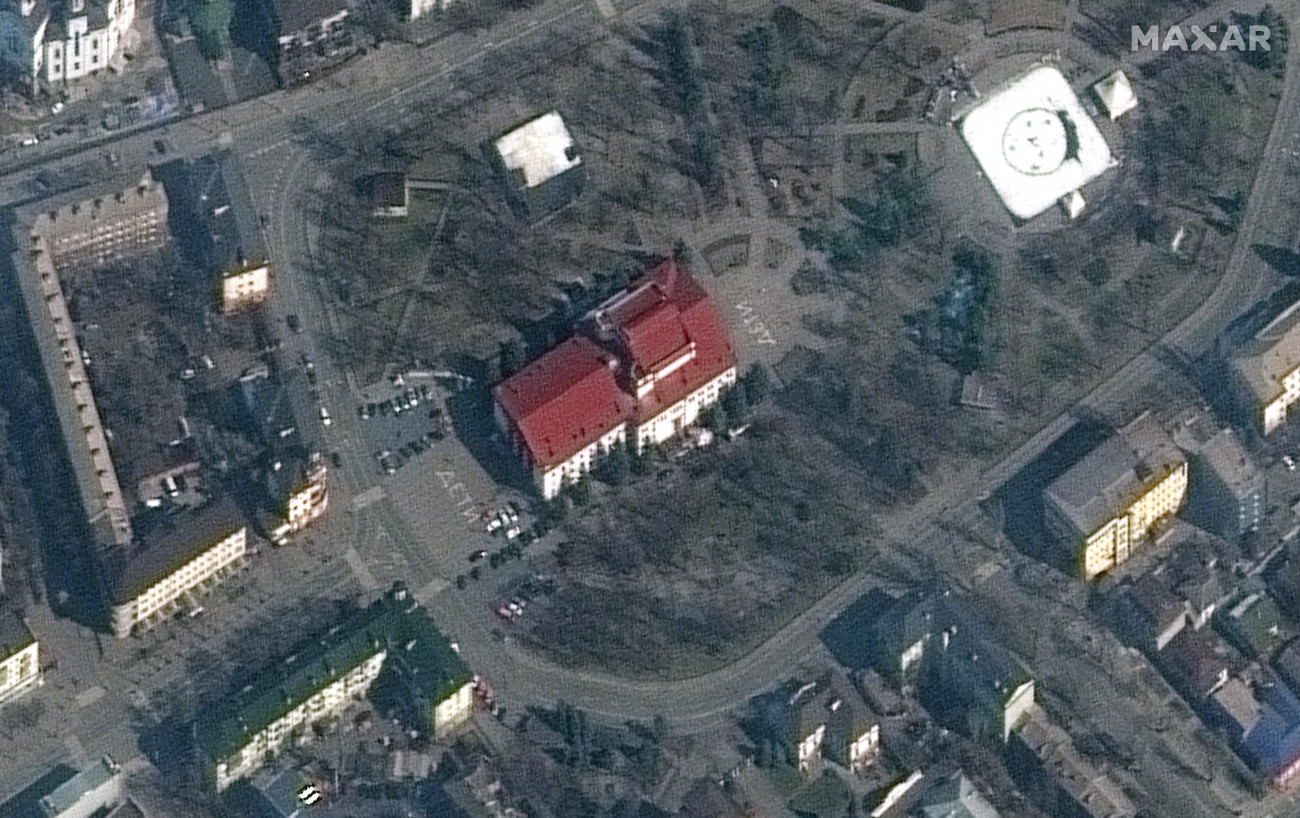 Mariupol, 2022. március 17.
A Maxar Technologies által közreadott műholdfelvétel a mariupoli színház épületéről, amely előtt és mögött hatalmas betűkkel a 