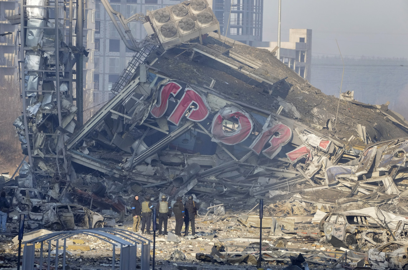 Kijev, 2022. március 21.
Tüzérségi támadásban megsemmisült bevásárlóközpont romjai Kijevben 2022. március 21-én. Vlagyimir Putyin orosz elnök február 24-én rendelte el katonai művelet végrehajtását Ukrajnában.
MTI/AP/Efrem Lukackij