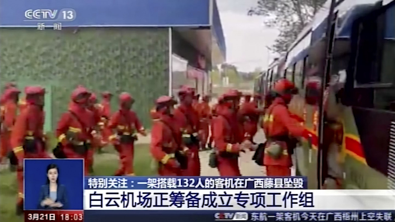 Vucso, 2022. március 21.
A Kínai Központi Televízió (CCTV) adásáról készült kép a repülőgép-szerencsétlenség helyszínére induló mentőalakulat tagjairól, amint buszra szállnak a dél-kínai Kuanghszi tartományban lévő Vucso közelében 2022. március 21-én. A China Eastern Airlines kínai légitársaság Boeing 737-es típusú Kunmingból Kantonba (Kuangcsou) tartó  belföldi utasszállítója lezuhant egyes források szerint 133, mások szerint 132 emberrel a fedélzetén. A gép hegyoldalba csapódott be, ahol ennek nyomán tűz ütött ki, áldozatokról nem érkezett jelentés.
MTI/AP/CCTV/CCTV