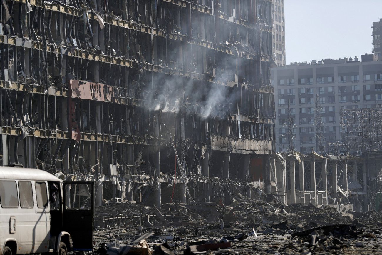 Kijev, 2022. március 21.
Tüzérségi támadásban megsemmisült bevásárlóközpont romjai Kijevben 2022. március 21-én. Vlagyimir Putyin orosz elnök február 24-én rendelte el katonai művelet végrehajtását Ukrajnában.
MTI/EPA/Atef Szafadi