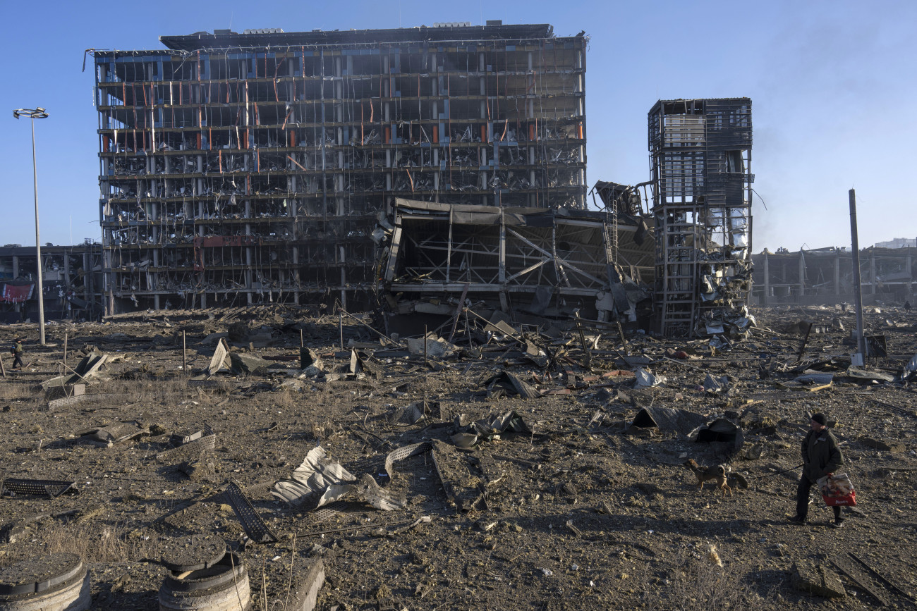 Kijev, 2022. március 21.
Rakétacsapásokban megsemmisült bevásárlóközpont maradványai Kijevben 2022. március 21-én. Vlagyimir Putyin orosz elnök február 24-én rendelte el katonai művelet végrehajtását Ukrajnában. Az ukrán fővárosban március 21-én estétől március 23-án reggelig újabb kijárási tilalom lép életbe, minden üzlet zárva marad, és arra kérik az embereket, ha megszólalnak a szirénák siessenek az óvóhelyre.
MTI/AP/Rodrigo Abd