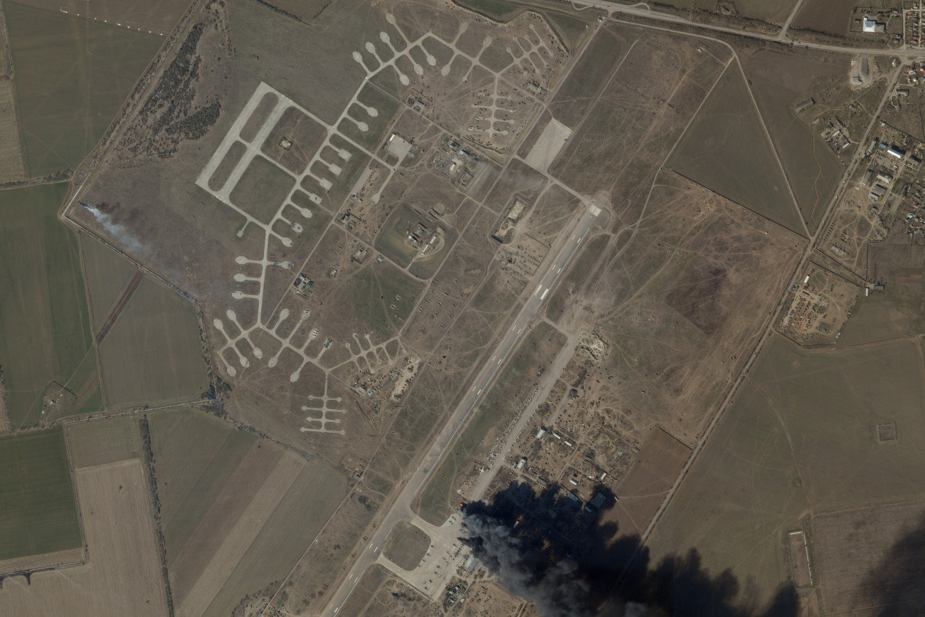 Herszon, 2022. március 16.
A Planet Labs amerikai vállalat által közreadott műholdfelvételen füst száll fel a herszoni nemzetközi repülőtérről és légi támaszpontról 2022. március 15-én. Vlagyimir Putyin orosz elnök február 24-én rendelte el katonai művelet végrehajtását Ukrajnában.
MTI/AP/Planet Labs PBC