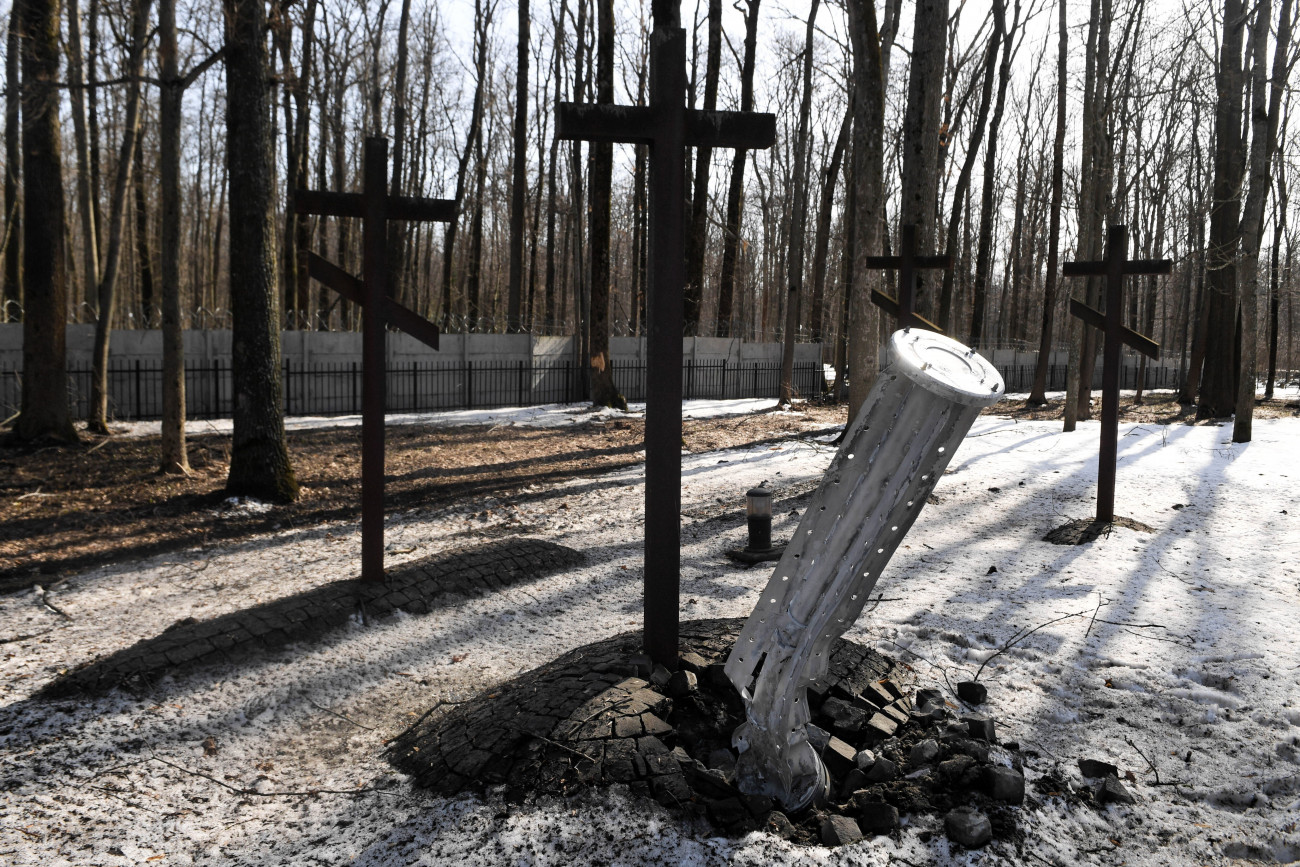 Harkiv, 2022. március 23.
Földbe fúródott orosz kazettás bomba a Harkiv-Pjatyihatki temetőben 2022. március 23-án. A temetőben a szovjet Belügyi Népbiztosság által kivégzettek, köztük az 1940-es katyni mészárlás lengyel áldozatai nyugszanak. Vlagyimir Putyin orosz elnök február 24-én rendelte el katonai művelet végrehajtását Ukrajnában.
MTI/EPA/PAP/Andrzej Lange