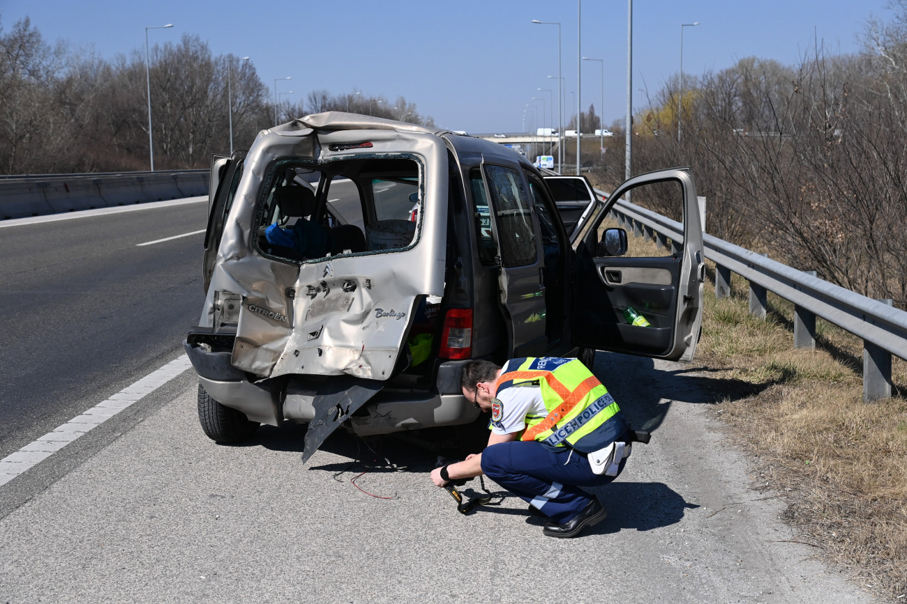 Budapest, 2022. március 24.
Rendőr helyszínel összeroncsolódott tehergépkocsinál az M5-ös autópálya főváros felé vezető oldalán, Budapest határában, a 17-es kilométernél, ahol a gépjármű összeütközött egy személyautóval 2022. március 24-én. A balesetnek van sérültje.
MTI/Mihádák Zoltán