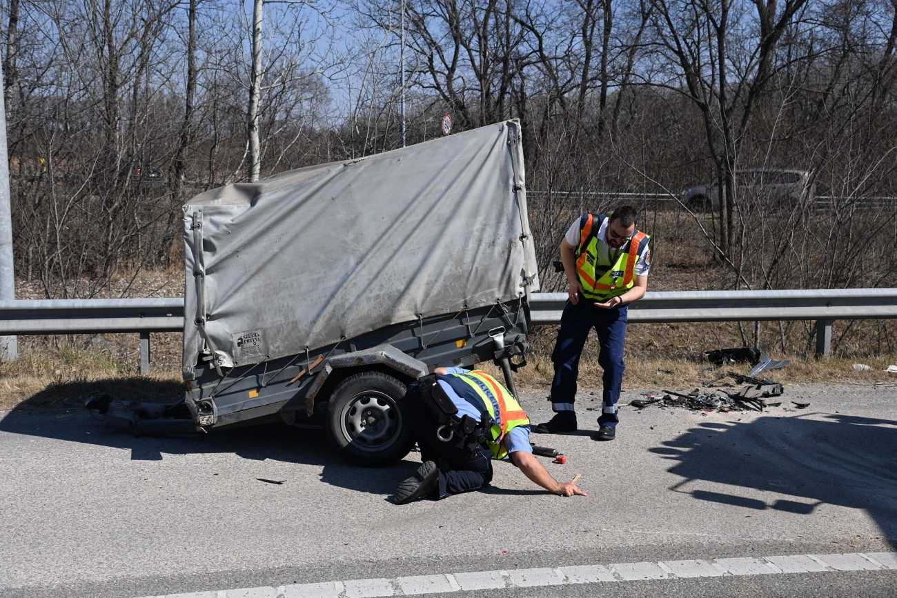 Budapest, 2022. március 24.
Rendőrök helyszínelnek egy sérült utánfutónál az M5-ös autópálya főváros felé vezető oldalán, Budapest határában, a 17-es kilométernél, ahol tehergépkocsi és személyautó ütközött össze 2022. március 24-én. A balesetnek van sérültje.
MTI/Mihádák Zoltán