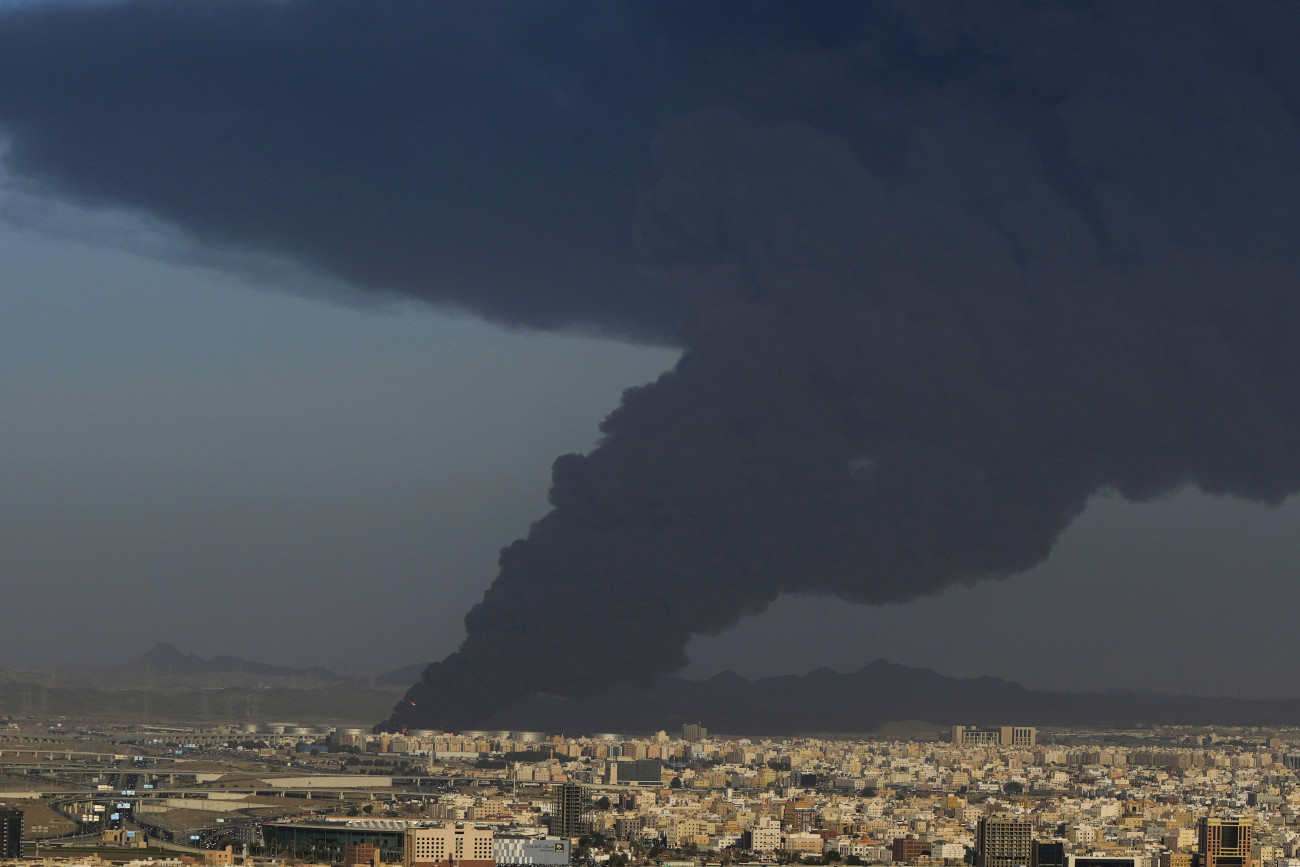 Dzsidda, 2022. március 25.
Sűrű fekete füst tör a magasba egy dzsiddai olajraktárban történt robbanást követően 2022. március 25-én.
MTI/AP/Haszan Ammar
