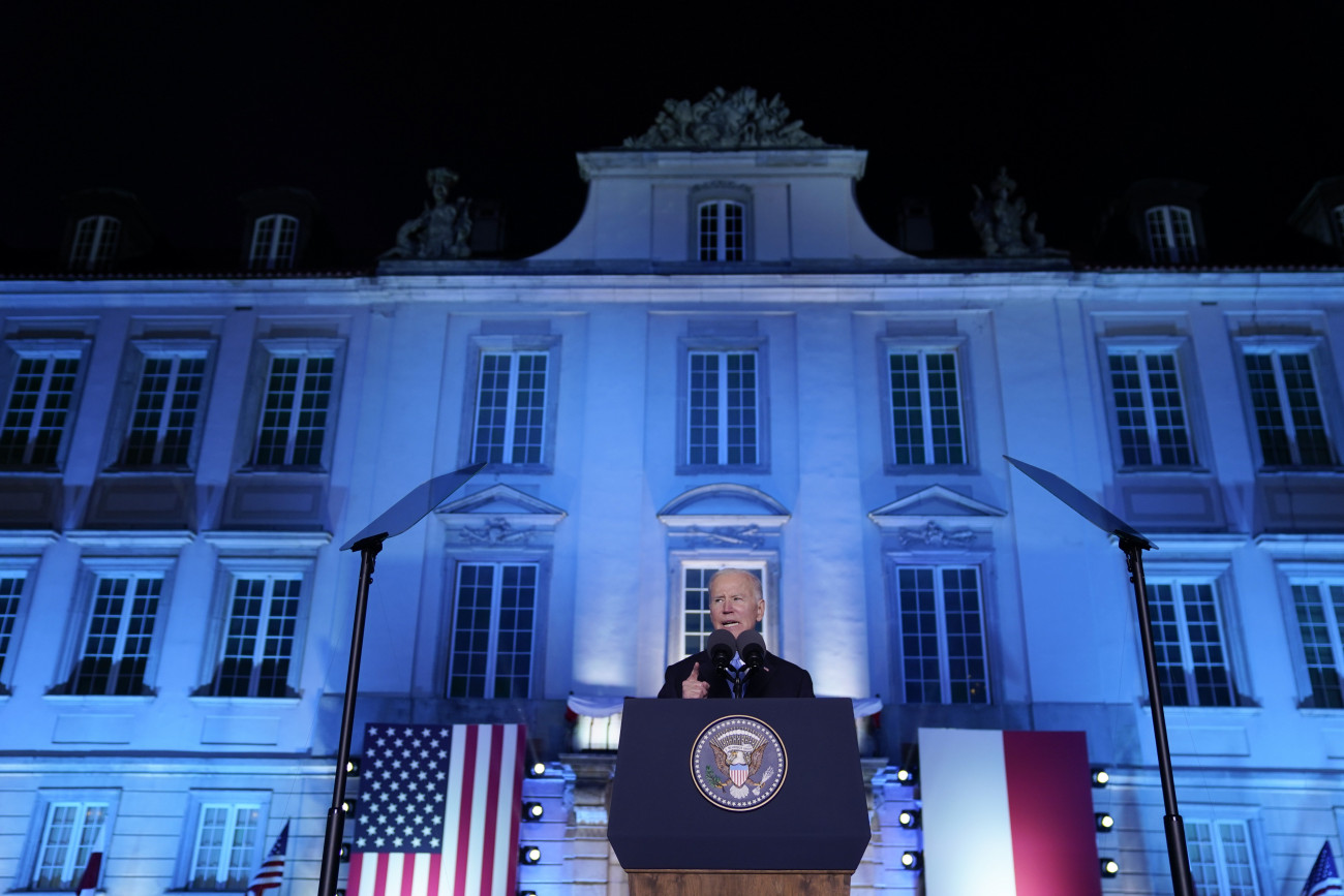 Varsó, 2022. március 26.
Joe Biden amerikai elnök beszédet mond a varsói Király Vár előterében 2022. március 26-án. Biden előző nap érkezett kétnapos hivatalos látogatásra Lengyelországba.
MTI/AP/Evan Vucci