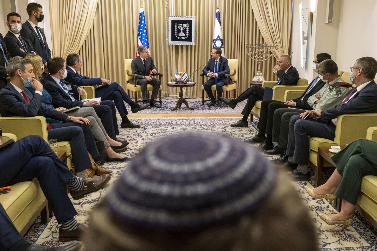 Jeruzsálem, 2022. március 27.
Jichák Hercog izraeli államfő (középen,jobbról) megbeszélést folytat Antony Blinken amerikai külügyminiszterrel Jeruzsálemben 2022. március 27-én.
MTI/Pool AP/Jacquelyn Martin