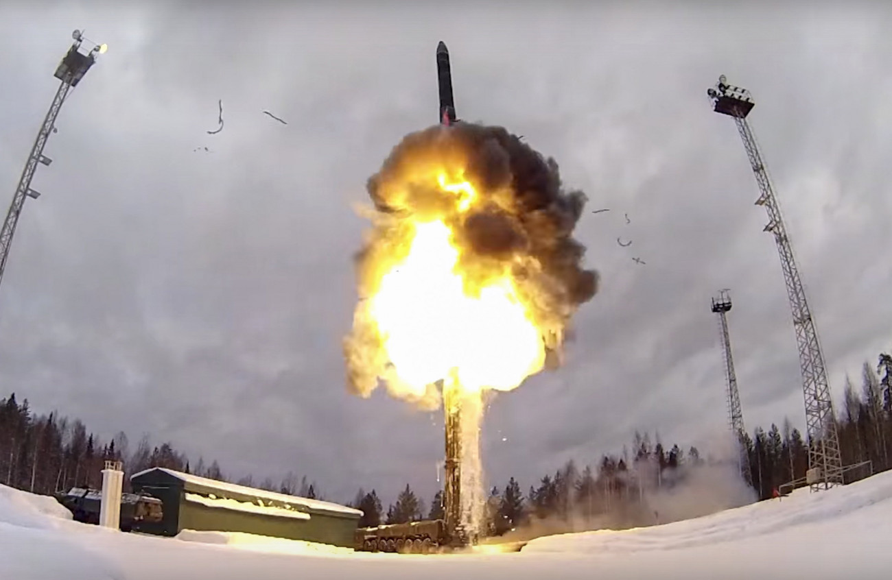 Pleszeck, 2022. február 19.
Az orosz védelmi minisztérium sajtóirodája által közreadott, videófelvételről készített képen felbocsátanak egy interkontinentális ballisztikus rakétát a pleszecki repülőtérről 2022. február 19-én. Ballisztikus rakétákkal és manőverező robotrepülőgépekkel végzett szokásos éves gyakorlatot hajtott végre a nap folyamán az orosz hadsereg, a hadászati gyakorlaton az orosz légi- és űrerő, a déli katonai körzet, a hadászati rakétaerő, az Északi Flotta és a Fekete-tengeri Flotta erői és eszközei vettek részt.
MTI/EPA/Orosz védelmi minisztérium sajtóirodája