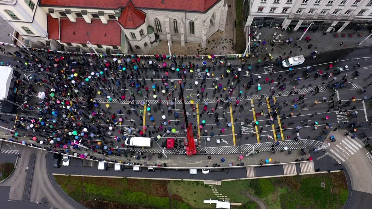 Budapest, 2022. április 2.
Drónfelvétel az Anyák menete Ukrajnáért és az Egymillióan a szabad Ukrajnáért Facebook-csoport Legyen végre vége! elnevezésű, a szabad Ukrajnáért tartott szolidaritási tüntetésének résztvevőiről a Szabad sajtó útján 2022. április 2-án.
MTI/MTVA