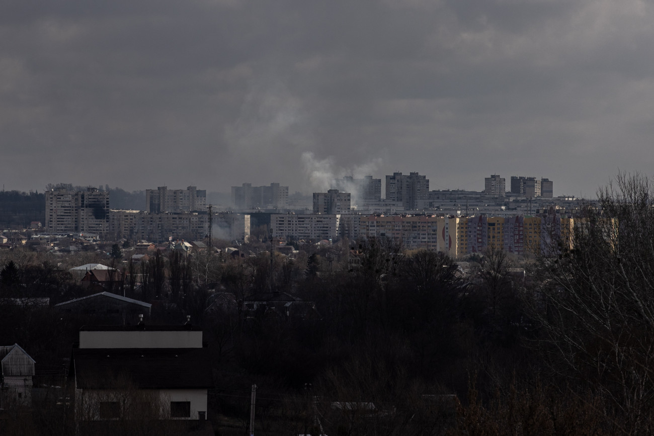 Füst száll fel a kelet-ukrajnai Harkiv lakónegyede felett  az orosz csapatok tüzérségi támadásait követően 2022. április 4-én.
