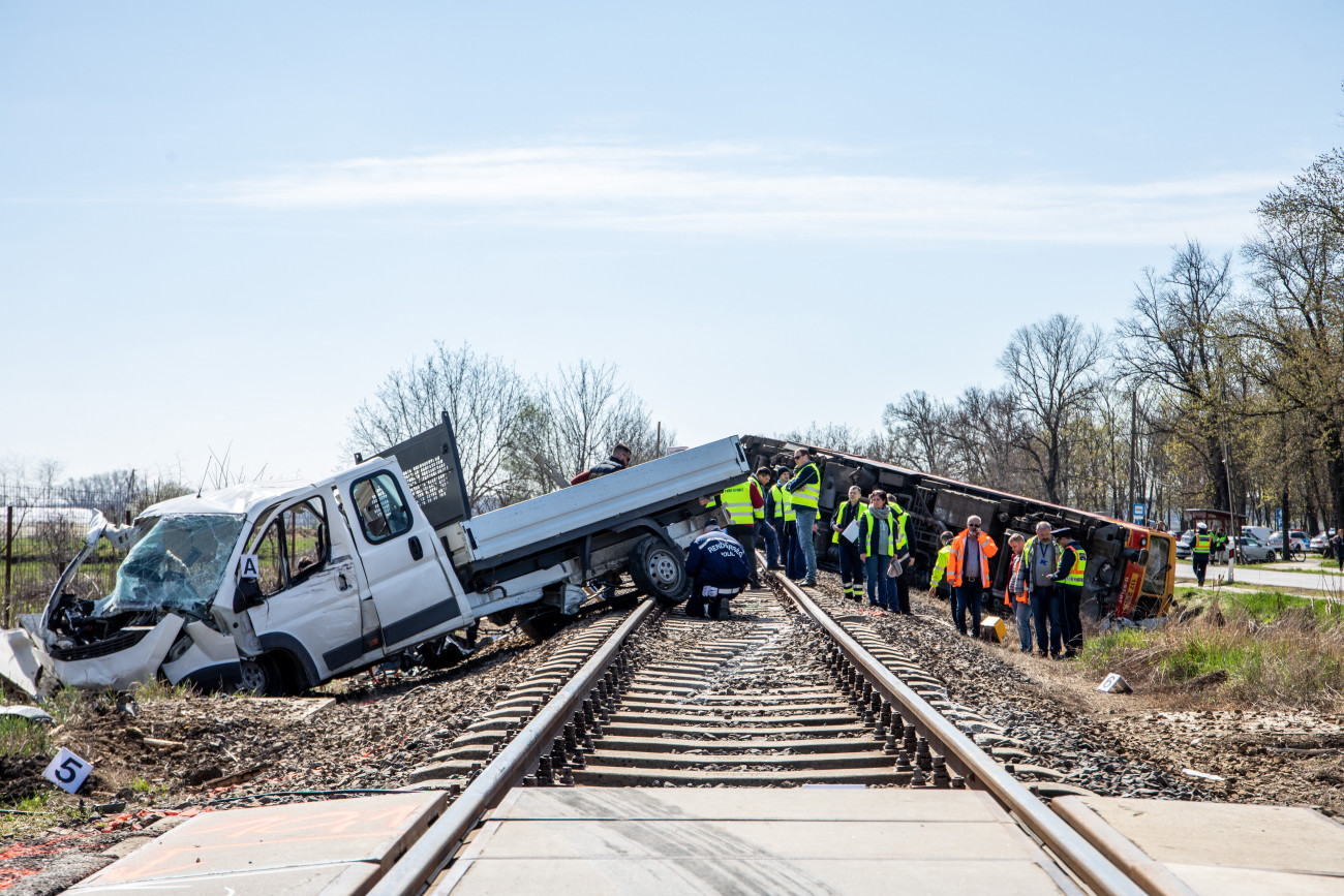 Mindszent, 2022. április 5.
Összeroncsolódott kisteherautó és kisiklott vonat Mindszent belterületén, a Déli utcai vasúti átjárónál 2022. április 5-én. A kisteherautó a sínekre hajtott, ahol a Szentesről Hódmezővásárhelyre tartó motorvonattal ütközött. A vonat az ütközés erejétől kisiklott és az árokba borult. A balesetben öt ember a helyszínen meghalt és több mint tíz megsérült.
MTI/Rosta Tibor